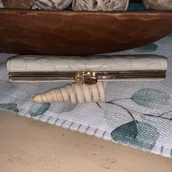 Lovcat Heart Wallet with Heart Clasp - Picture 7 of 9